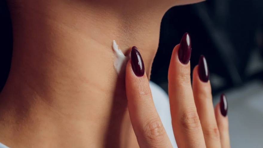 Phụ nữ dưới 40 phải làm gì để tránh nếp nhăn trên cổ?