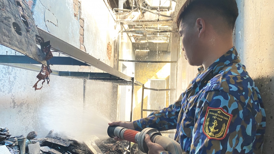 Cán bộ, chiến sĩ Vùng 5 Hải quân tham gia chữa cháy nhà dân