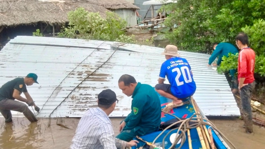 Sạt lở trong đêm nhấn chìm 4 căn nhà xuống sông Cửa Lớn