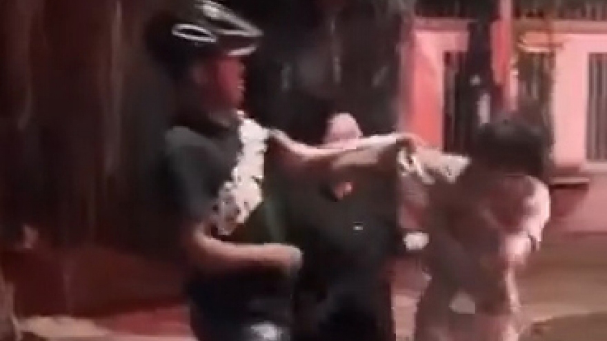 Công an xác minh clip đôi nam nữ đánh cô gái trẻ giữa đường