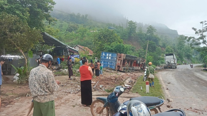 Mất lái khi đổ đèo, xe đầu kéo đâm vào xe bus đỗ trong sân nhà