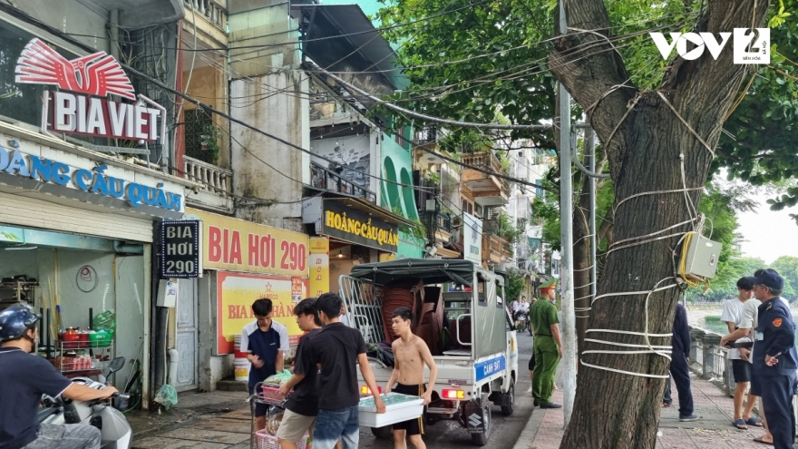 Lực lượng đô thị vừa đi, vỉa hè lại bị tái chiếm