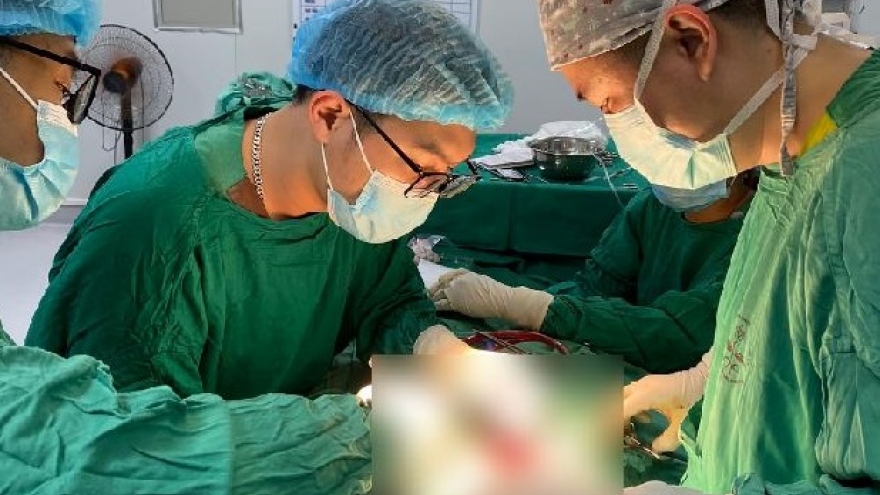 Sơn La cấp cứu thành công bệnh nhi bị thương nặng do sạc dự phòng điện thoại phát nổ