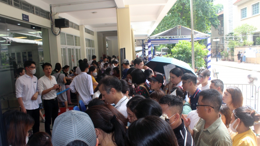 Phụ huynh Hà Nội vật vờ dưới nắng nóng, giành suất vào lớp 10 cho con