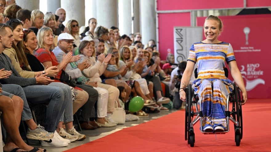 Trình diễn thời trang trên xe lăn tại LHP Quốc tế Karlovy Vary