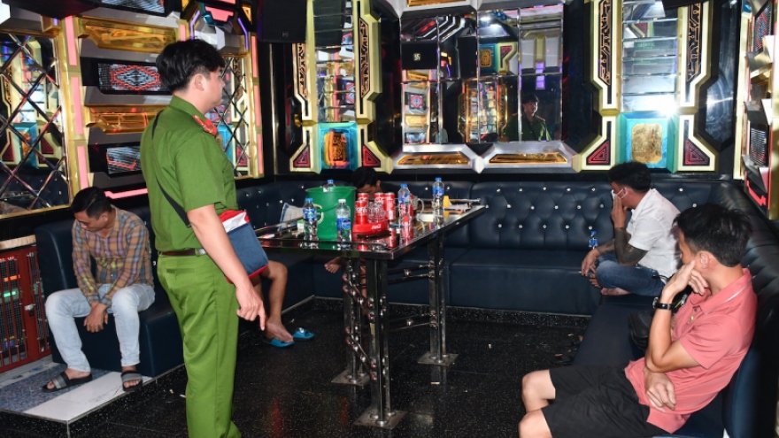 17 nam nữ thanh niên vào karaoke để "phê" ma túy