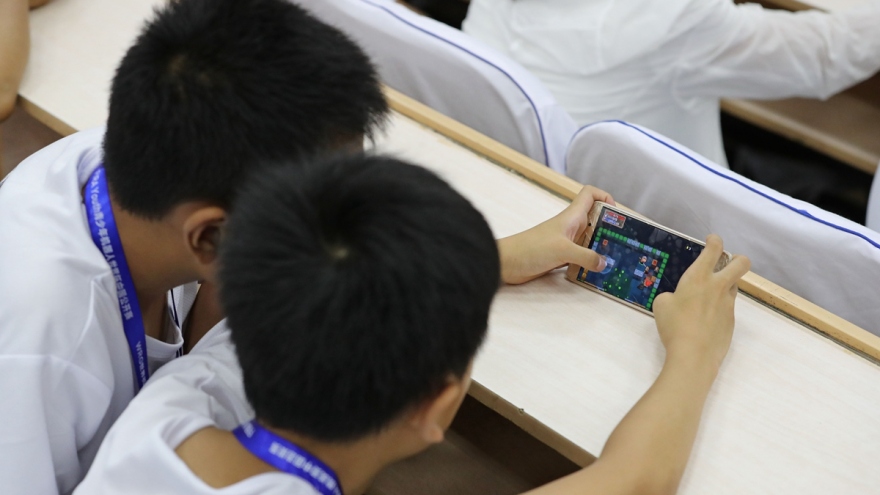 Trung Quốc hạn chế thời gian dùng thiết bị di động của trẻ vị thành niên