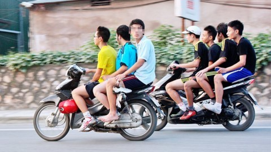 Đi xe máy chở 3 người không bị xử phạt khi nào?