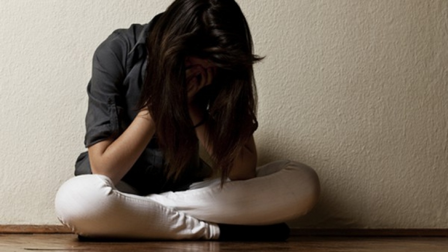 Chứng kiến bố ngoại tình, con gái ép tôi ly hôn gấp