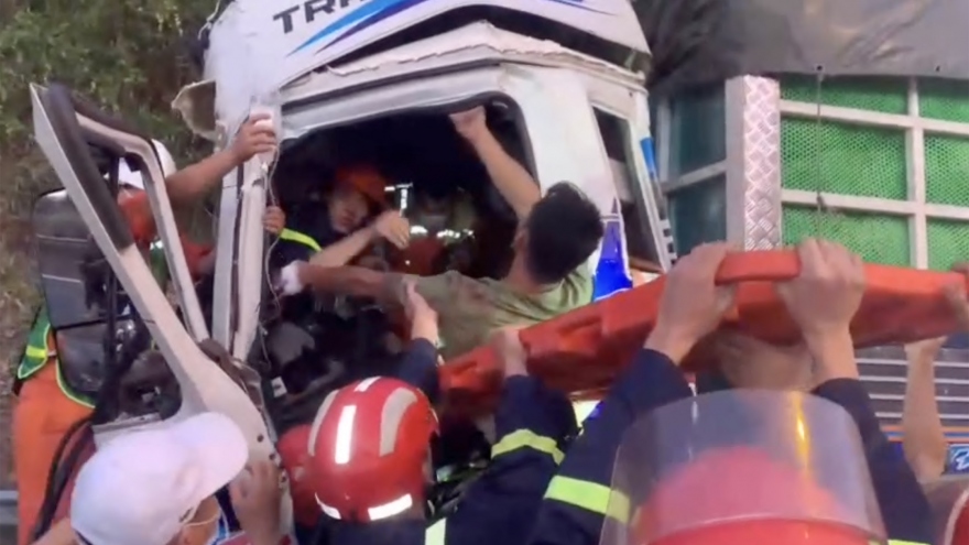 Giải cứu lái xe bị kẹt trong cabin sau tai nạn giao thông