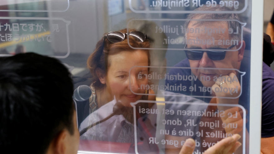 Ấn tượng công nghệ "cửa sổ phiên dịch" tại nhà ga Nhật Bản