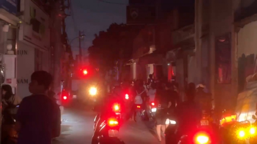 Nhà trọ ba tầng bốc cháy, hàng chục người thuê phòng tháo chạy