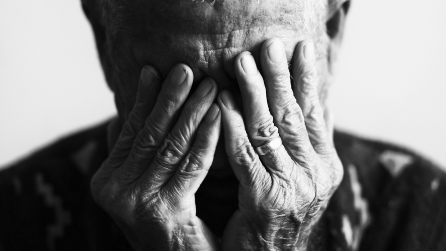 Sau khi mẹ tôi mất, bố nhất quyết đòi vào viện dưỡng lão