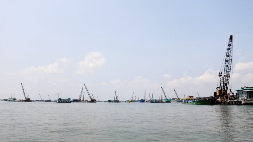 Thu hồi hàng loạt giấy phép khai thác các mỏ cát trên sông Tiền và sông Hậu