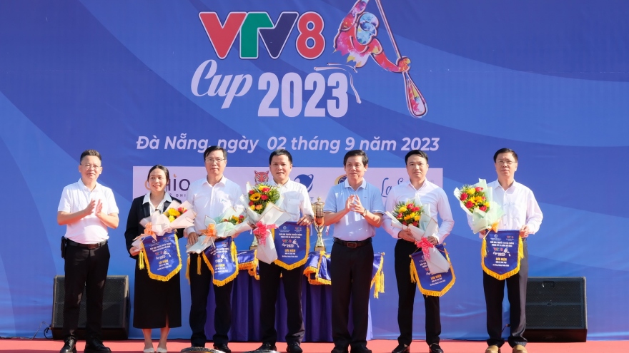 Người dân và du khách hào hứng cổ vũ đua thuyền trên sông Hàn