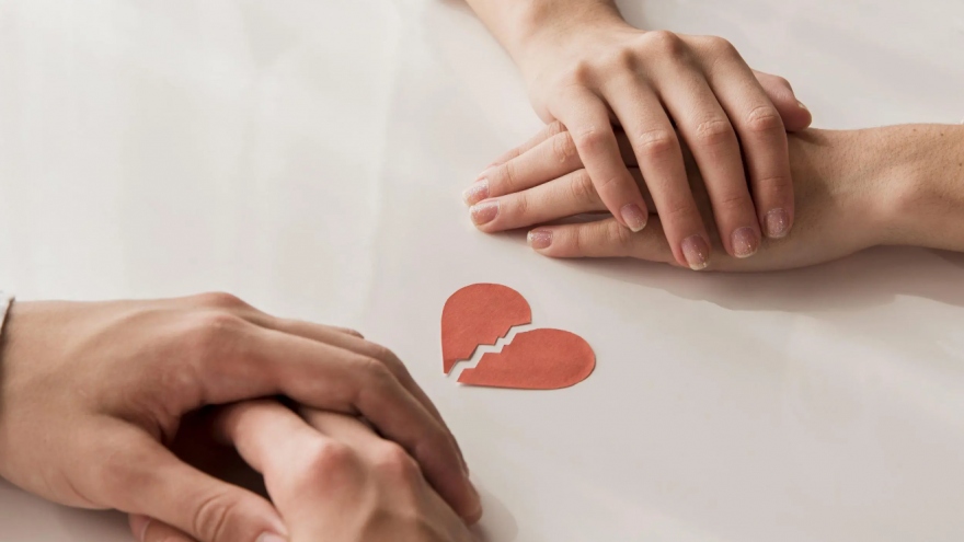 Có nên chia tay với người bạn trai kém tuổi?