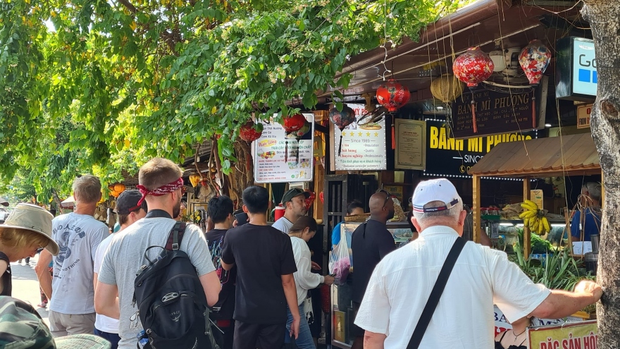 Thông tin mới nhất vụ hơn 90 người bị ngộ độc sau khi ăn bánh mì Phượng