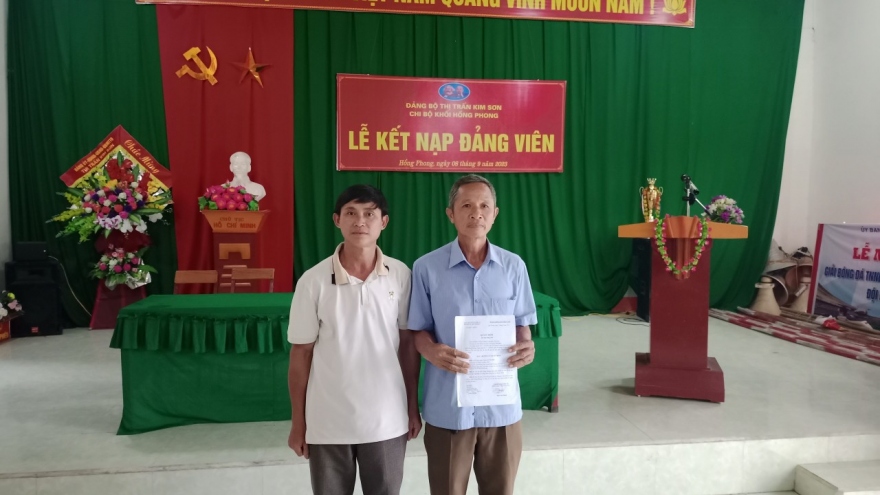 Người đàn ông vào Đảng ở tuổi 58 vì muốn giúp bản làng nhiều hơn