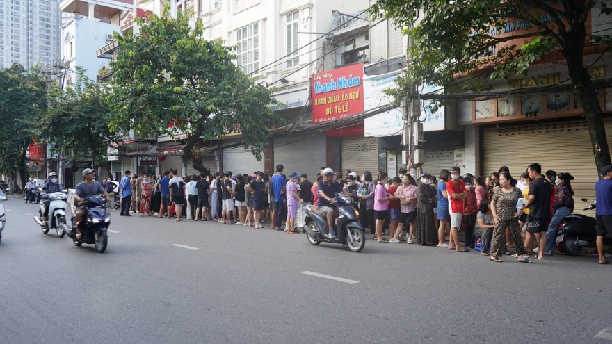 Chen nhau, xếp hàng từ nửa đêm… mua bánh trung thu tại Hải Phòng