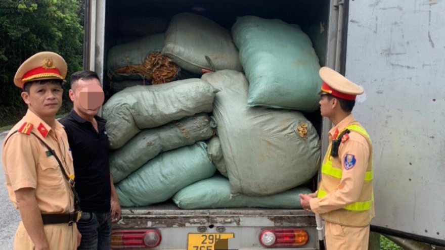 "Xe thư báo" chở hàng hóa không rõ nguồn gốc ở Cao Bằng