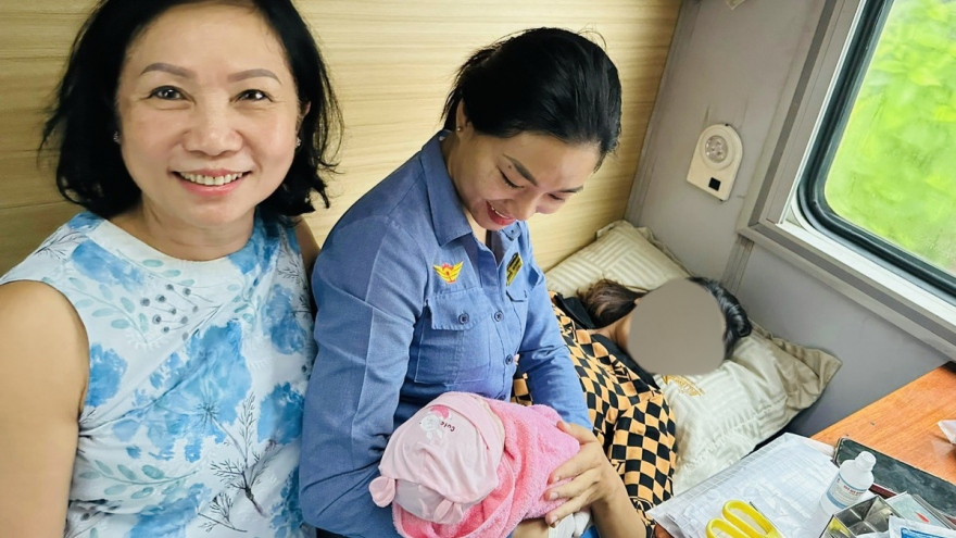 Nhân viên tàu lửa hỗ trợ 1 phụ nữ sinh con an toàn ngay trên tàu
