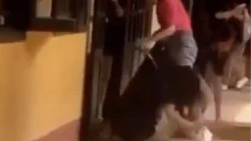 Sở GDĐT Hà Nội yêu cầu xác minh clip học sinh bị kéo lê từ hành lang vào lớp học