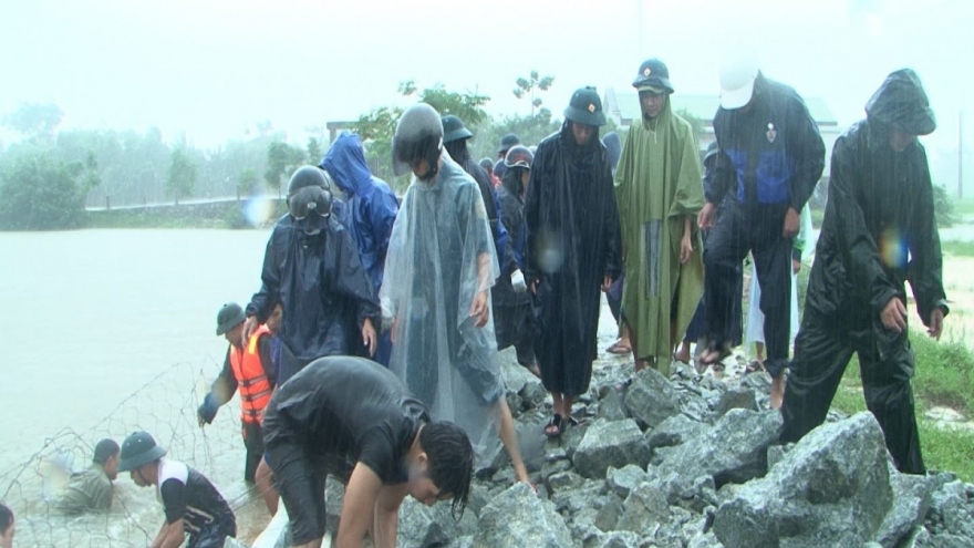 Thừa Thiên Huế huy động bộ đội, dân quân đắp đê chống sạt lở