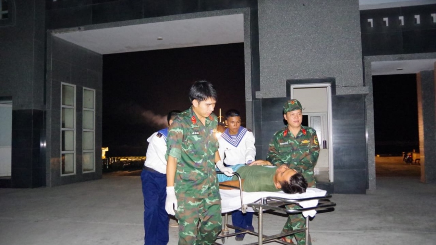Trung tâm y tế thị trấn Trường Sa cấp cứu ngư dân gặp nạn trên biển