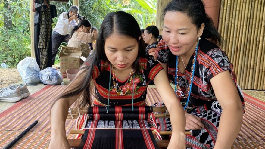 Tập huấn truyền dạy nghề dệt thổ cẩm truyền thống của đồng bào Cơ Tu