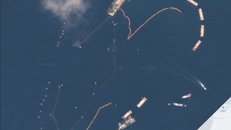 Nga lắp đặt rào chắn ở lối vào Vịnh Sevastopol ở Crimea