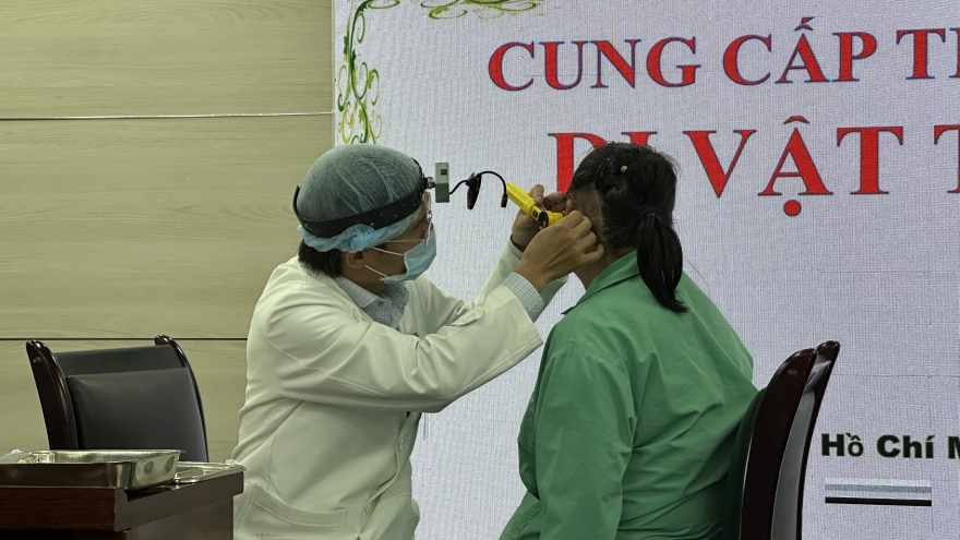 Lấy dị vật bị “bỏ quên” trong tai suốt 10 năm