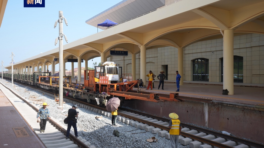 Trung Quốc hoàn tất lắp ray đoạn đường sắt cao tốc tới biên giới Việt - Trung