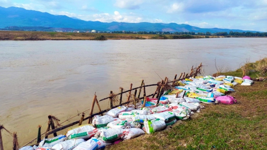 Nỗi lo sạt lở bên sông Vu Gia