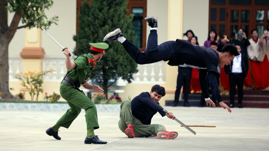 Màn trình diễn võ thuật của công an trại giam và cảnh sát cơ động