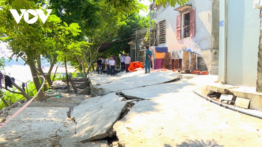 Đê sông Cầu sụt lún hàng chục mét, Bắc Ninh công bố tình huống khẩn cấp