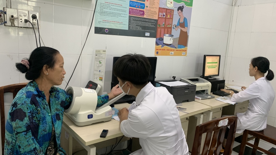 Hàng loạt nhân viên tuyến y tế cơ sở nghỉ việc, vai trò quận huyện ở đâu?