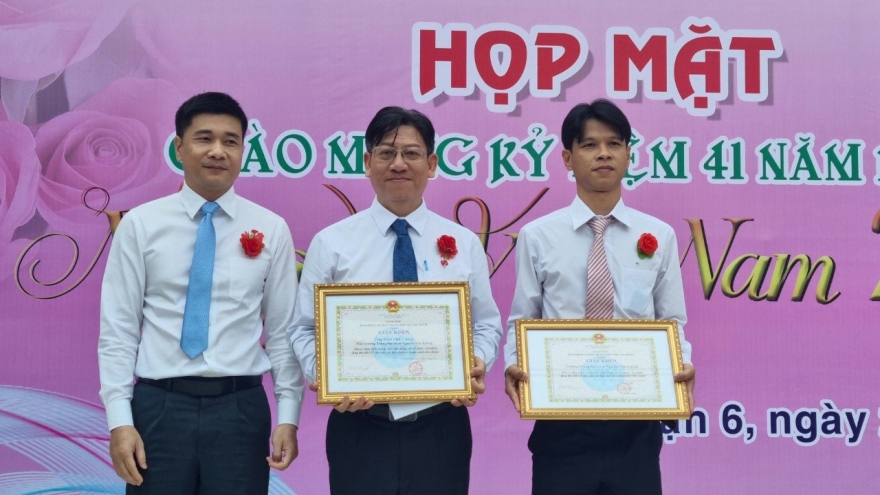 Khen thưởng sáng kiến tặng thẻ BHYT cho học sinh có hoàn cảnh khó khăn