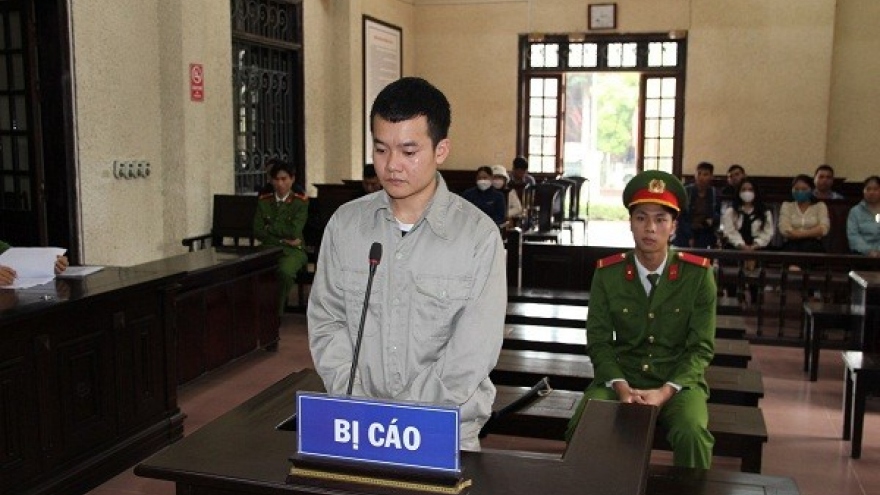 Trộm cắp 42 chiếc điện thoại, cựu cán bộ công an lĩnh án 9 năm tù