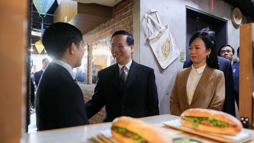 Chủ tịch nước và Phu nhân thưởng thức Bánh mỳ Xin Chào của người Việt ở Tokyo