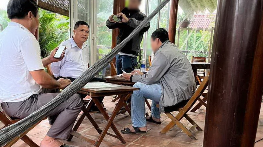 Bắt quả tang người xưng phóng viên đang nhận tiền của doanh nghiệp