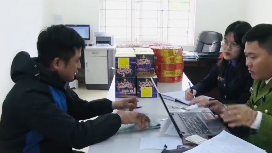 Nam thanh niên vận chuyển 30 hộp pháo bị công an Cao Bằng phát hiện, bắt giữ