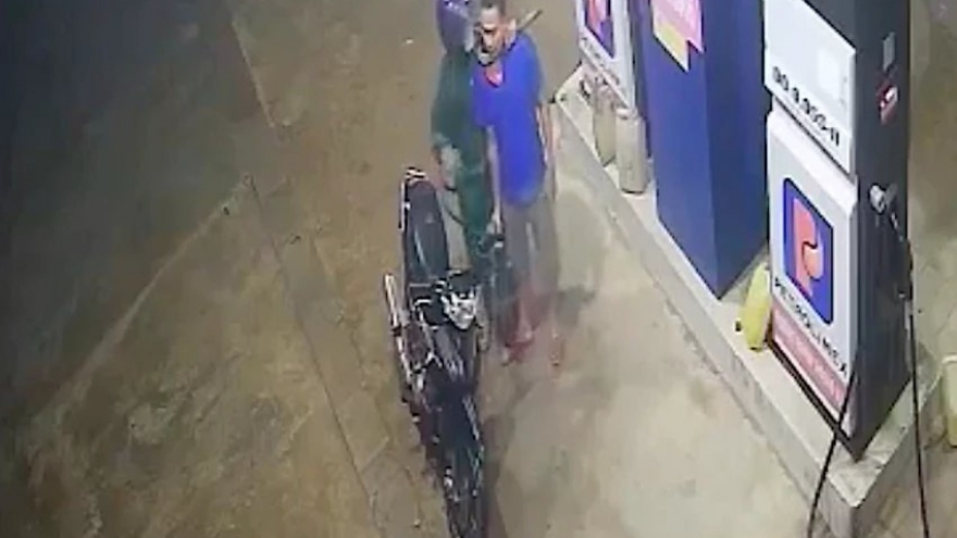 Truy bắt đối tượng dùng hung khí khống chế nhân viên cây xăng cướp tài sản