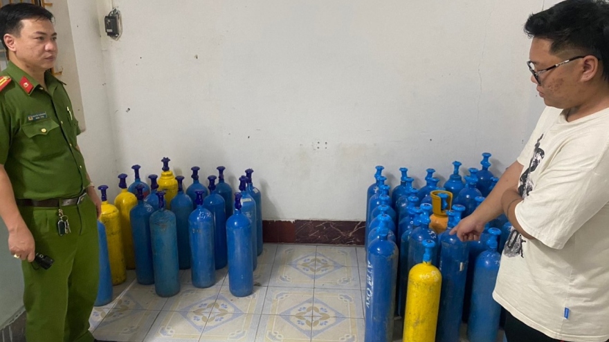 Phát hiện kho chứa hơn 50 bình "khí cười" ở TP Cẩm Phả