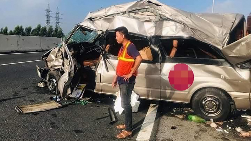 Ô tô bẹp dúm sau cú tông vào hộ lan cao tốc Hà Nội - Hải Phòng