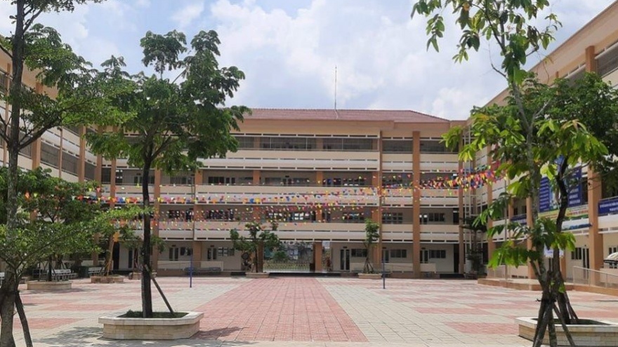 Vụ nữ sinh tố nhà trường không công bằng: tạm đình chỉ học 7 ngày