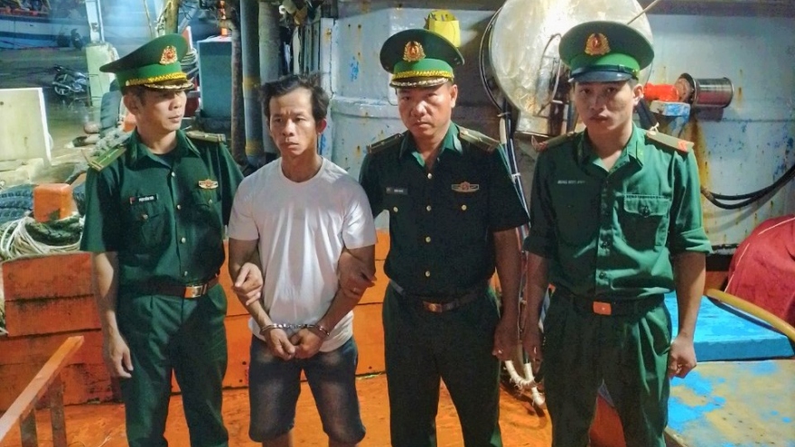 Bắt đối tượng truy nã đang làm việc trên tàu cá