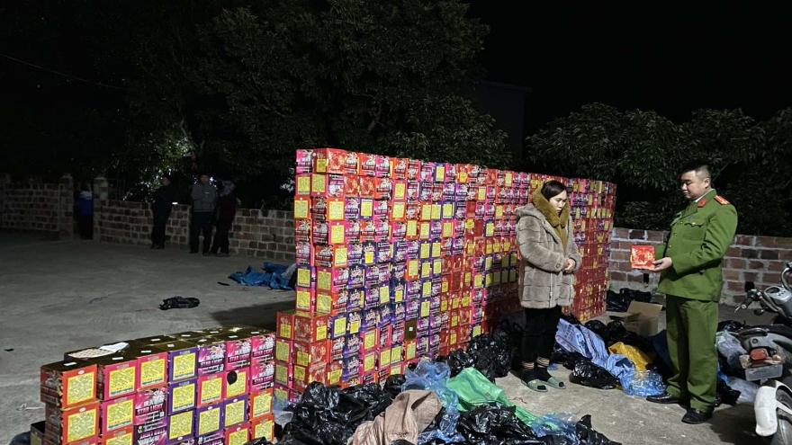 Lạng Sơn bắt người phụ nữ cùng hơn 1,1 tấn pháo nổ trái phép