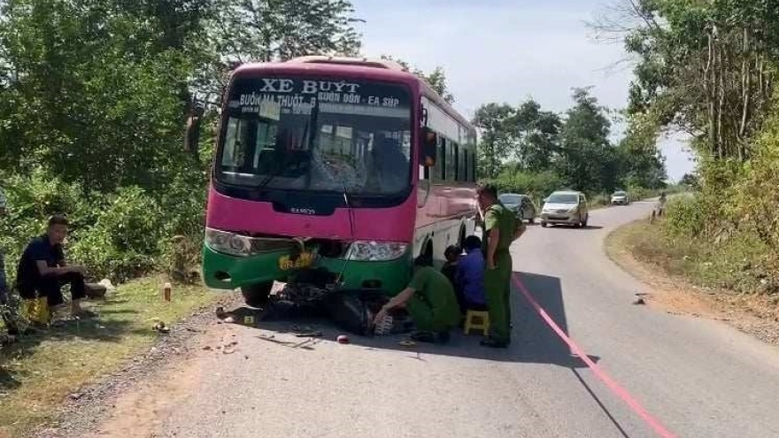 2 cha con thiệt mạng khi xe máy va chạm xe buýt