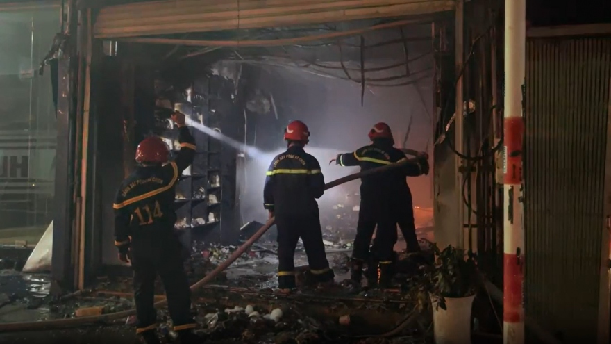 Cửa hàng mẹ và bé ở TP Biên Hòa cháy lớn