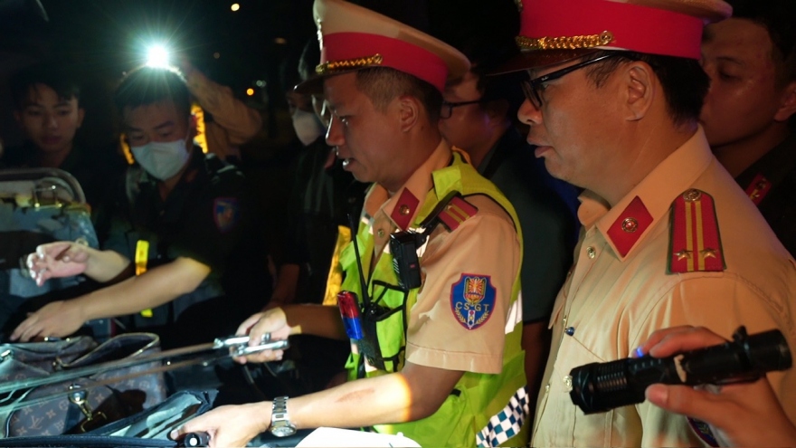 Kiểm tra nồng độ, CSGT TP.Vũng Tàu phát hiên ôtô có nhiều súng, mã tấu